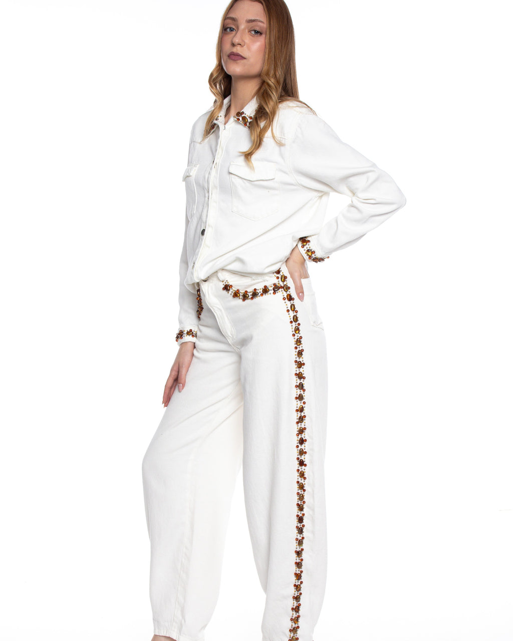 Pants Jeans Off White Embroidered by Yasoli with the matching shirt, full look